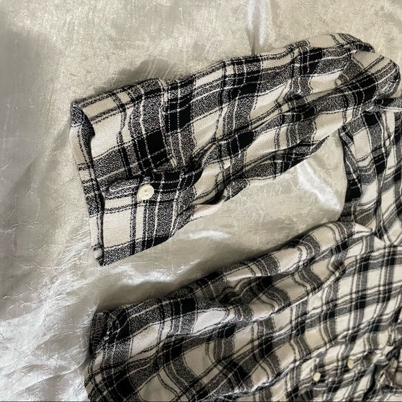 ❤️🔥3/$22❤️🔥 New Look white and black plaid flannel - Picture 5 of 6